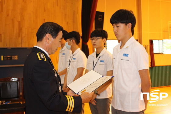 NSP통신-최삼동 순천경찰서장이 선행학생들에게 상장을 전달하고 있다 (순천경찰서)