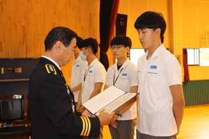 [NSP PHOTO]순천경찰서, 고액현금 습득·신고한 벌교고등학교 이기성 학생 선행 격려