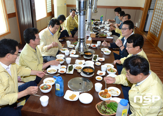 NSP통신-영남식육식당에서 점심을 먹으며 주민들의 이용을 당부하는 백선기 해운대구청장과 구청 관계자들. (해운대구 제공)