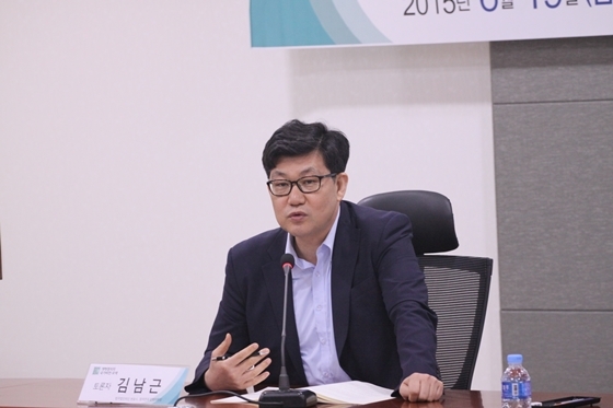 NSP통신-김남근 변호사가 개혁정치의 국가비전 모색을 위한 천정배의 금요토론회 제3차 토론회에서 발언하고 있다.