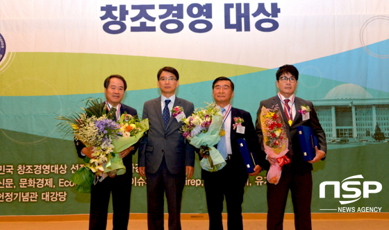 NSP통신-최형식 담양군수(사진 맨 왼쪽)가 지난 19일 2015 대한민국 창조경영대상을 수상하고 있다. (담양군)