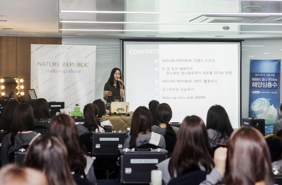 NSP통신-인제스피디움에서 진행된 미스코리아 도전자를 대상으로 한 메이크업 클래스 (네이처리퍼블릭 제공)