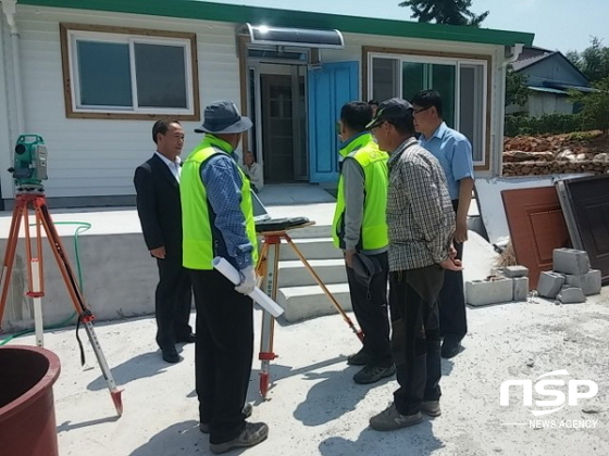 NSP통신-한국국토정보공사 담양지사가 유 모(64)씨의 주택 신축부지 토지측량을 무료로 실시하고 있다. (담양군)