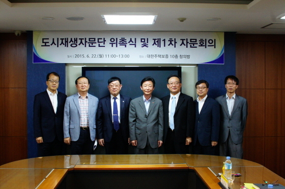 NSP통신-왼쪽부터 양문석 이사(유니빌산업개발), 이왕건 선임연구위원(국토연구원), 최원철(한양대) 교수, 김선덕 사장(대한주택보증), 권대중 교수(명지대), 김갑성 교수(연세대), 박종홍 기금사업본부장(대한주택보증)