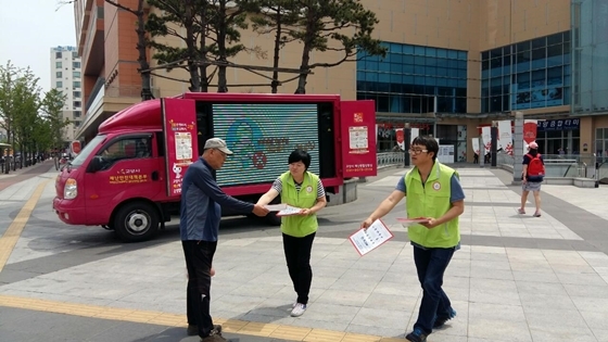 NSP통신-고양시 공무원 등 재난안전 대책본부 관계자들이 불특정 다수인이 모이는 고양시 관내 소규모 교회와 외국인이 많이 모이는 시설물 등을 방문해 손세정제 비치 등 메르스 예방법 홍보물을 배포하고 있다.