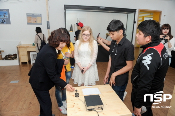 NSP통신-새날학교 학생들이 조선대학교 장황남 박물관을 둘러보고 있다. (조선대)