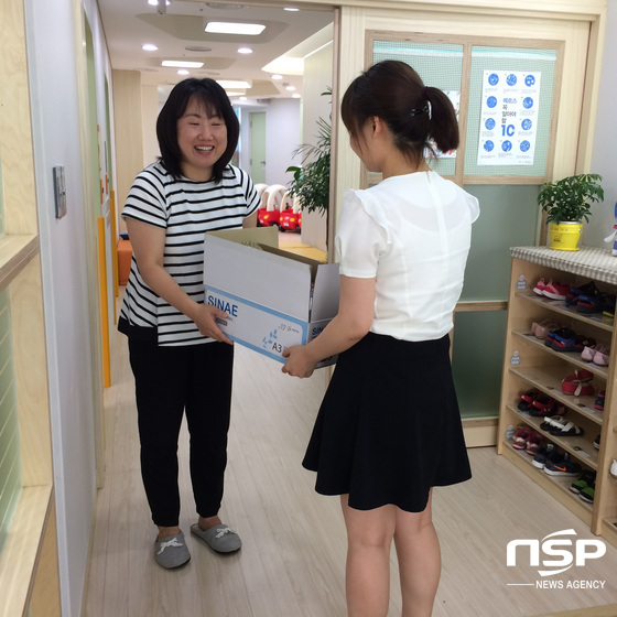 NSP통신-해운대구 공무원이 메르스 예방을 위해 관내 어린이집에 마스크와 손세정제를 배부하고 있다. (해운대구 제공)