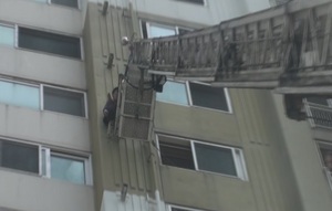 [NSP PHOTO]부산 아파트서 40대 남성 7시간여 자살소동