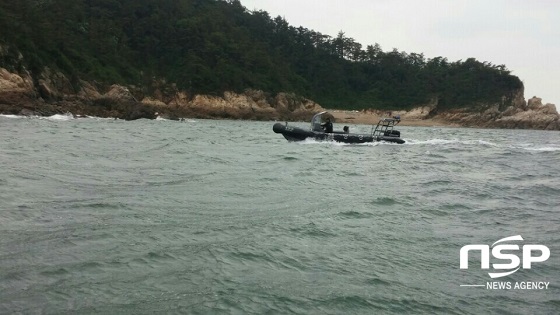 NSP통신-군산해경과 민간해양구조선박이 야미도 해안가 앞 바다에서 실종된 김모(55)씨를 찾기 위해 수색작업을 펼치고 있다.