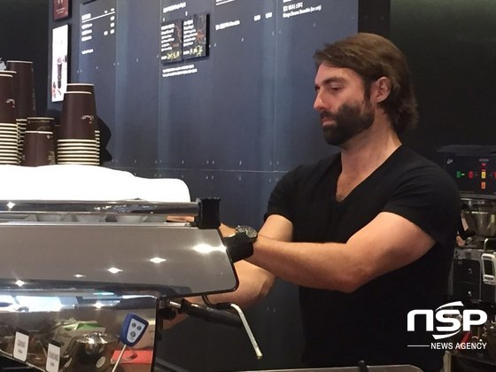 NSP통신-고객에게 제공할 커피를 직접 추출하는 월드 바리스타 챔피언 폴 바셋. (윤민영 기자)