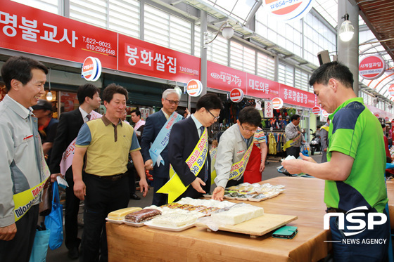 NSP통신-진영환 대구상의 회장(사진 가운데)을 비롯한 대구상의, 주식회사 삼익THK 관계자들이 29일 오전 대구 남명시장에서 장보기 행사를 진행, 시장물품들을 둘러보고 있다. (대구 상공회의소 제공)
