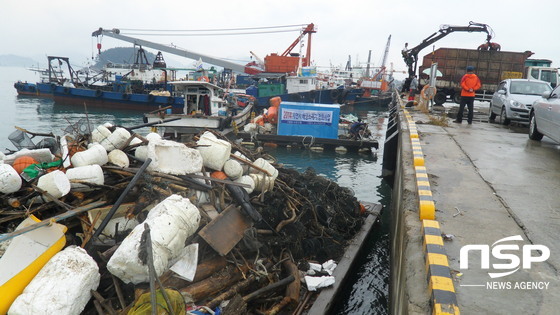 NSP통신-사천시는 해양관광 이미지 제고와 바다환경 보전을 위해 해양쓰레기 정화작업에 착수한다. (사천시 제공)