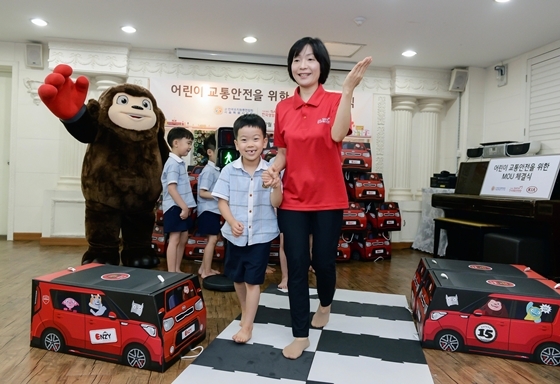 NSP통신-엔지의 교통안전 박스(Enzys Traffic Safety Box)를 활용해 시범교육을 진행하고 있는 모습