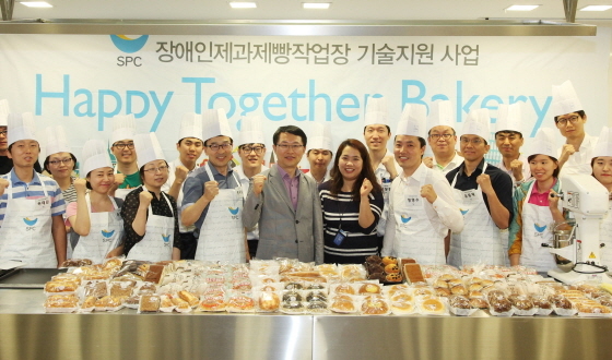 NSP통신-SPC그룹이 1일 대방동 SPC미래창조원에서 서울시 장애인제과제빵작업장 제빵사를 대상으로 개최한 우리밀 제과제빵 기술교육에서 참가자들이 기념사진을 촬영하고 있다. (SPC 제공)