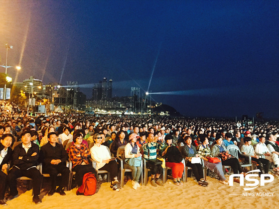 NSP통신-개막식에 참석한 부산시민들이 IYF가 준비한 세계각국의 문화공연을 관람하고 있다.