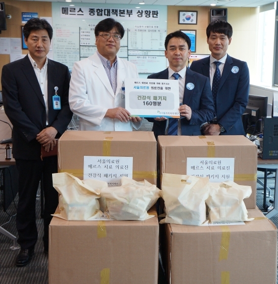 NSP통신-5개 병원 의료진 500여명에게 면역력 증강에 도움이 되는 건강식 패키지를 전달하고 있다. (이지웰가족복지재단 제공)