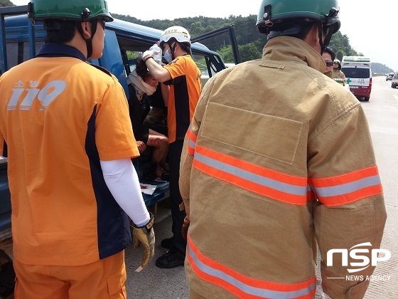 NSP통신-지난 5일 발생한 고속도로 교통사고 현장에서 구급대원들이 구조활동을 벌이고 있다 (당진소방서)
