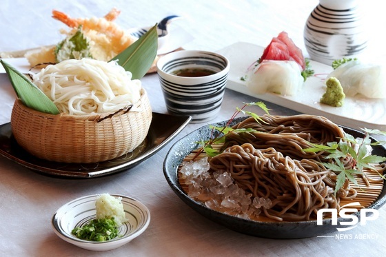NSP통신-롯데호텔부산 일식당 모모야마의 여름메뉴인 냉우동과 냉소바. (롯데호텔 제공)