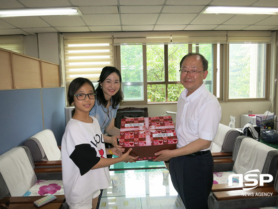 NSP통신-하남초 학생과 교사(왼쪽)가 정대욱 부산 사하구 보건소장에게 하남초 학생들의 감사편지 230통과 초콜릿이 담겨있는 상자를 전달하고 있다. (사하구 제공)