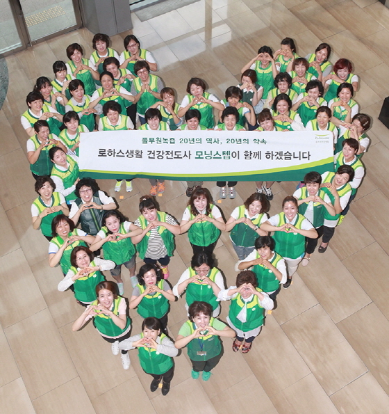 NSP통신-지난 7일 서울 잠실동 한국광고박물관에서 열린 풀무원녹즙 20주년 행사 비전 2020 세미나에 참여한 배송판매원 모닝스텝들이 로하스생활 건강전도사로 활동 각오를 밝히고 있다. (풀무원 제공)