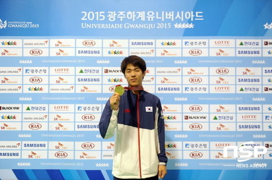 NSP통신-2015 광주하계U대회 남자 태권도 품새에서 금메달을 목에 건 조선대학교 배종범 선수. (조선대)