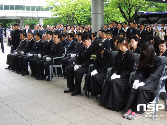 NSP통신-영결식에 참석한 서병수 시장을 비롯한 부산시 장의위원회 의원들과 눈물을 흘리고 있는 유가족들. (차연양 기자)