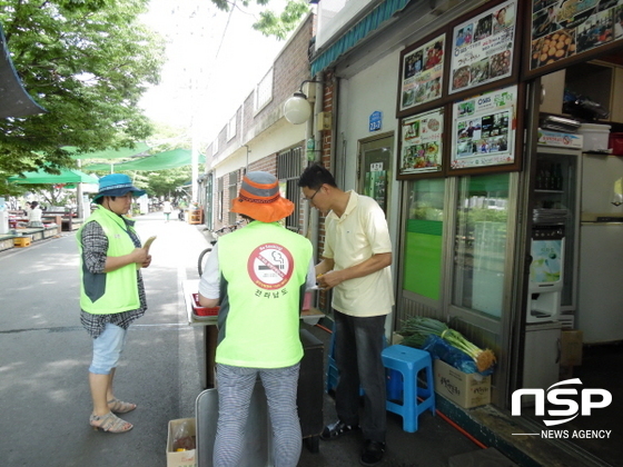 NSP통신-담양군이 금연지도원을 활용해 단속활동을 벌이고 있다. (담양군)