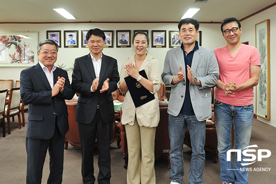 NSP통신-(왼쪽부터)박학규 우석대 교무국제처장, 김응권 우석대 총장, 배우 이재은, 최상진 우석대 태권도학과장, 안무가 이경수