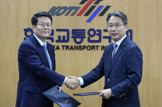 NSP통신-현대엠엔소프트 차인규 대표이사(왼쪽)와 한국교통연구원 이창운 원장(오른쪽)이 국가교통DB 구축 공동연구 MOU를 체결하고 악수를 나누고 있다.