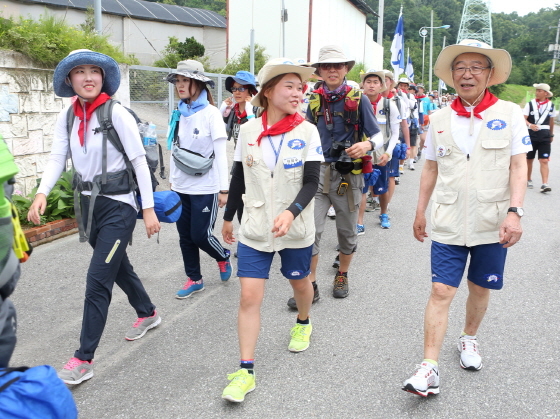 NSP통신-제18회 대학생 국토대장정 부모님과 함께 걷기 행사 열려 동아쏘시오그룹 강신호 회장도 대원들과 함께 걸었다.