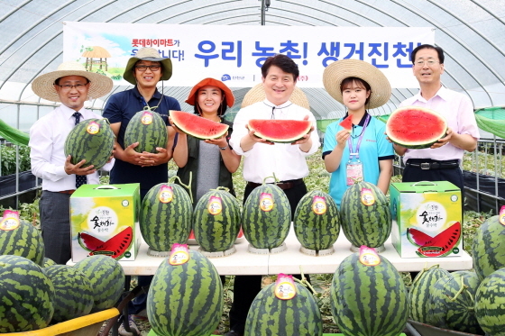 NSP통신-롯데하이마트가 초복을 맞아 전국 438개 매장의 전 임직원들에게 감사엽서와 함께 수박 1500통을 배달하는 깜짝 이벤트를 펼쳤다. 유영일 롯데하이마트 충북지사장(왼쪽 네 번째)과 임직원들이 충북 바노들 농가 부부(왼쪽 두 번째, 세 번째)와 함께 기념촬영을 하고 있다. (롯데하이마트 제공)