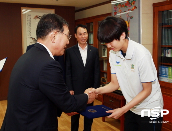 NSP통신-장만채 전남교육감이 13일 세계대회에서 금메달을 딴 전남체육고 소속 임금별·배윤민 선수에게 장학금을 전달하고 있다. (전남교육청)
