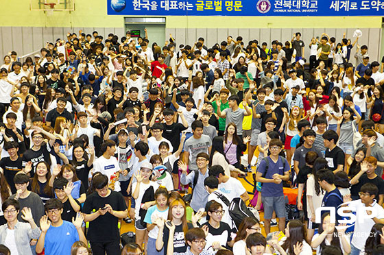 NSP통신-13일 열린 전북대학교 2015년도 하계 농촌봉사활동 발대식에 참석한 학생들