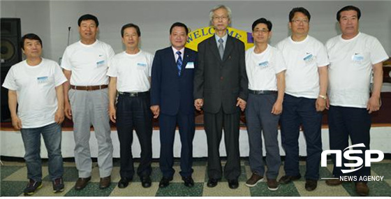 NSP통신-국제라이온스협회 부산비전라이온스클럽이 개최한 정기총회에서 김동규 회장(왼쪽 네번째)와 법학박사 이창상 고려대 교수(왼쪽 다섯번째)를 비롯한 역대회장단이 기념촬영을 하고 있다. (부산비전라이온스클럽 제공)