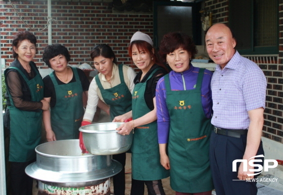 NSP통신-곡성 옥과농협이 지난 13일 초복을 맞아 닭죽봉사를 하고 있다. (곡성 옥과농협)