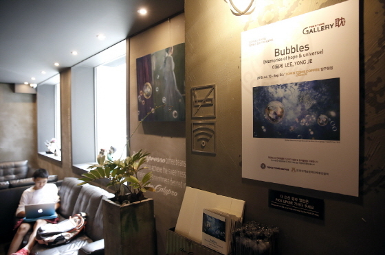NSP통신-탐앤탐스블랙 압구정점 이용제 작가의 Bubbles展 (탐앤탐스 제공)