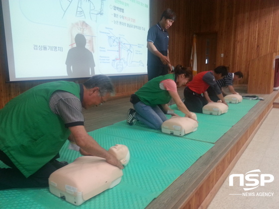 NSP통신-산림바이오매스 교육생 심폐소생술 실습장면. (익산산림항공관리소)