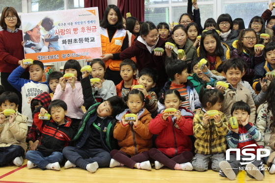NSP통신-아름다운 기부 활동을 펼치고 있는 해남 화원초등학교 학생들의 해맑은 미소. (해남 화원초)