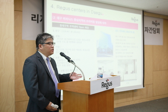 NSP통신-전우진 리저스코리아 지사장이 15일 대구광역시 동구 동대구로 대구무역회관에서 열린 동대구 무역회관점 오픈 기자간담회에서 발표를 하고 있다. (리저스코리아 제공)