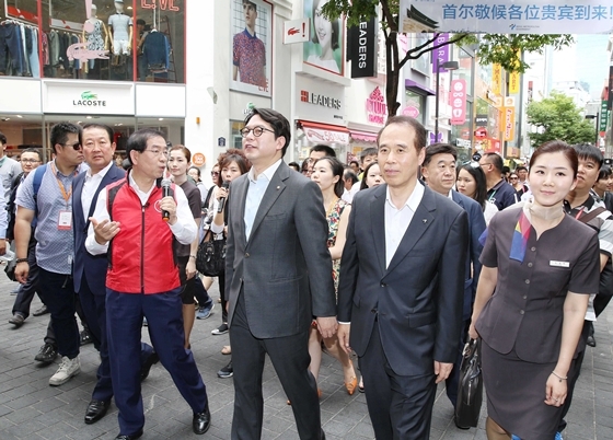 NSP통신-중국 관광업계 사장단 명동 걷기 행사에서 아시아나항공 조규영 여객본부장(오른쪽 두번째)이 박원순 서울시장(오른쪽 네번째), 새정치민주연합 박주선 국회의원(교육문화체육관광위원장, 오른쪽 다섯번째), 새정치민주연합 정호준 국회의원(서울 중구, 오른쪽 세번째)과 함께 중국 관광업계 관계자들을 위한 일일 가이드 역할을 하고 있다.