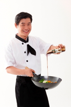 NSP통신-CJ제일제당 백설 남해 굴소스 모델로 발탁된 이연복 쉐프 (CJ제일제당 제공)