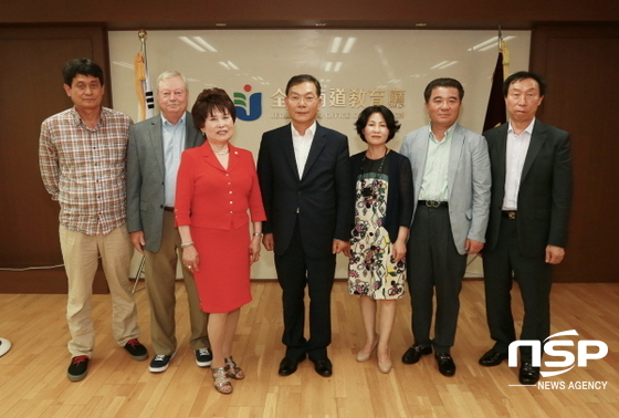 NSP통신-영광 홍농서초와 미국 펀일초교 관계자들이 17일 전남도교육청을 방문해 포즈를 취하고 있다. (전남교육청)