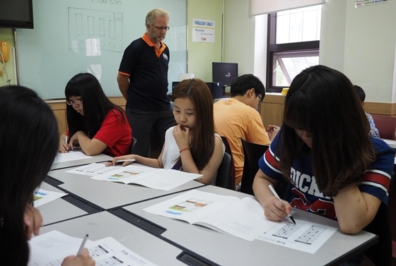NSP통신-캠프에 참가한 임직원 자녀들이 효과적인 영어수업을 위해 입소식 후 레벨 테스트를 받고 있다.