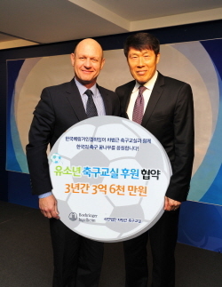 NSP통신-한국베링거인겔하임이 차범근 축구교실과 후원 협약을 체결했다.