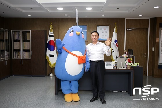 NSP통신-구본영 천안시장이 탈 인형 꾸꾸와 기념촬영을 하고있다. (천안시)