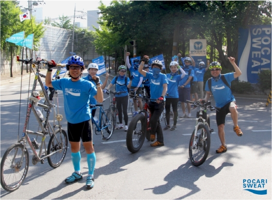 NSP통신-오는 9월 열리는 자전거 행사 2015 포카리스웨트 블루로드캠페인을 앞두고 동아오츠카 임직원들과 자원봉사 라이더들이 블루로드 홍보활동을 펼치고 있다. (동아오츠카 제공)