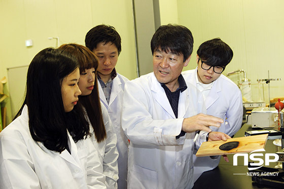 NSP통신-불에 타지 않는 목재를 설명하는 에코하우징 박희준 교수