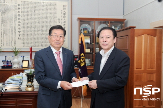 NSP통신-고현 조선대 교수(사진 오른쪽)가 23일 학교발전기금 2000만원을 전달하고 있다. (조선대)