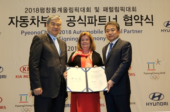 NSP통신-조양호 동계올림픽 조직위원장(왼쪽), 린드버그 IOC 조정위원장(가운데), 정진행 현대•기아차 사장이 협약서 증서를 들고 기념사진을 촬영하는 모습