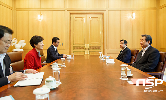 NSP통신-박근혜 대통령과 면담을 하고 있는 새누리당 지도부. (새누리당)